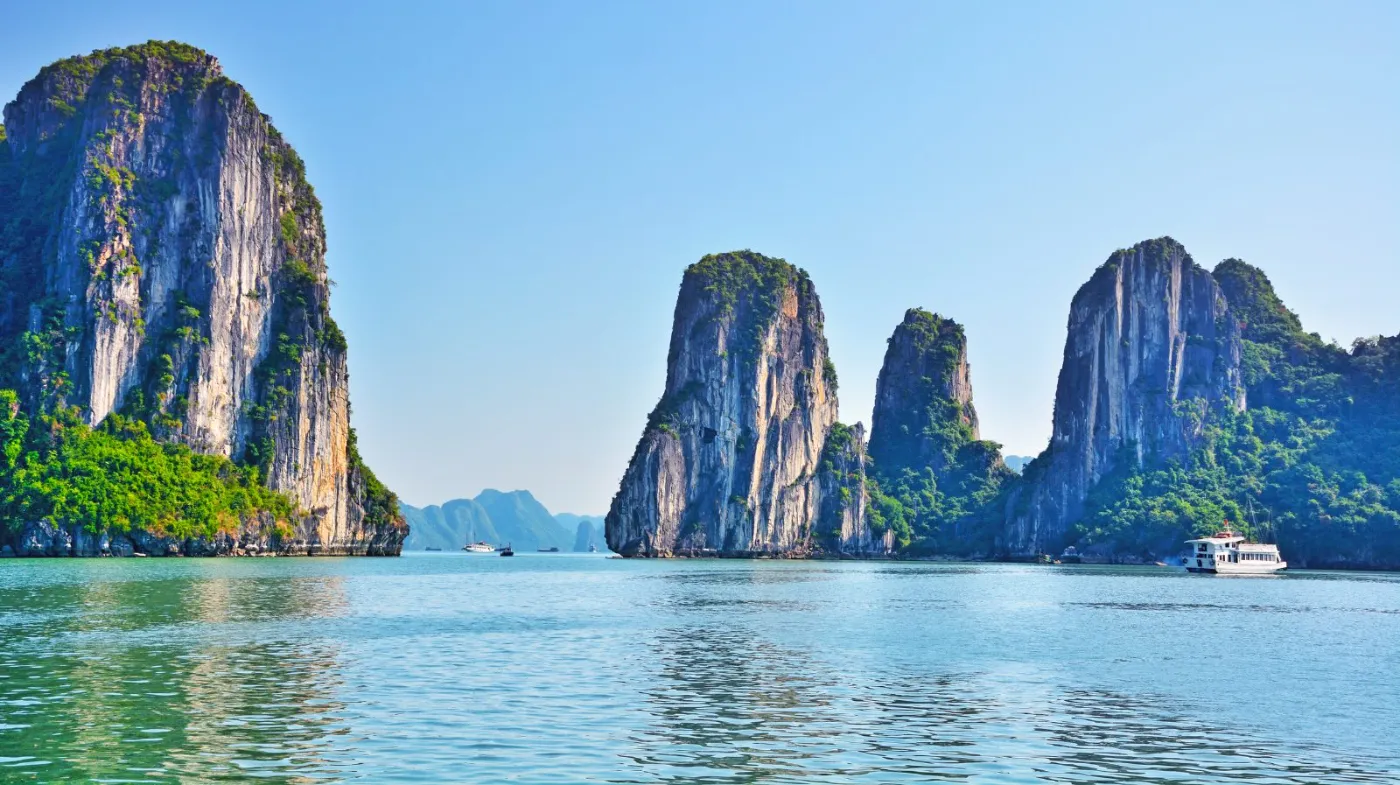 Baie d'Halong au lever du soleil, Vietnam
