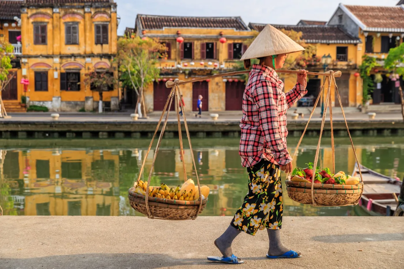 Marchande ambulante devant la vieille ville de Hoi An, Vietnam